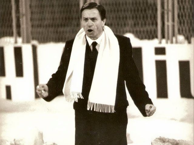 Ćiro Blažević sa svojim belim šalom, foto: Facebook/Legende YU fudbala Ćiro Blažević sa svojim belim šalom