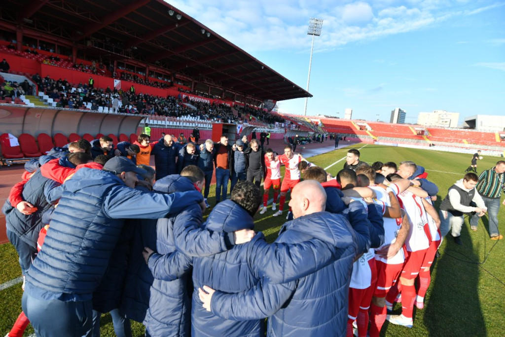 Imaju novog navijača: Fudbaleri i stručni štab Vojvodine (Foto: Sajt FK Vojvodina) (Foto: Sajt FK Vojvodina) Imaju novog navijača: Fudbaleri i stručni štab Vojvodine (Foto: Sajt FK Vojvodina)