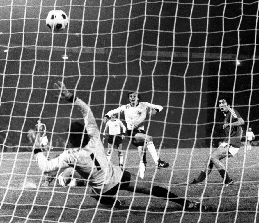Miler postiže gol za 3:2 protiv Jugoslavije