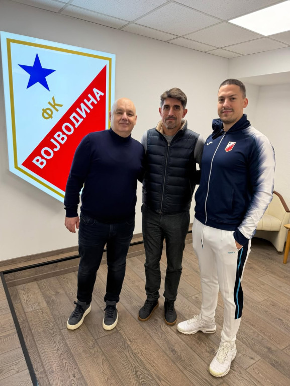 Tim koji pobeđuje (i na društvenim mrežama): Dragoljub Zbiljić i Baka Prase u društvu selektora reprezentacije Srbije Veljka Paunovića (Foto: Instagram FK Vojvodina) Tim koji pobeđuje (i na društvenim mrežama): Dragoljub Zbiljić i Baka Prase u društvu selektora reprezentacije Srbije Veljka Paunovića